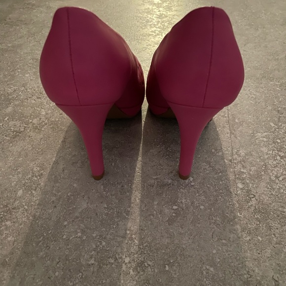 Pink heels with gold accents! - Picture 3 of 5